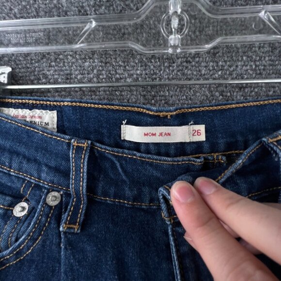 Levi's Premium Tapered Leg Mom Jeans Medium Wash Blue Big E Red Tab Size 26 - Picture 10 of 15